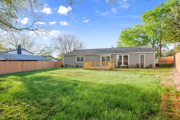 a view of a house with backyard and garden