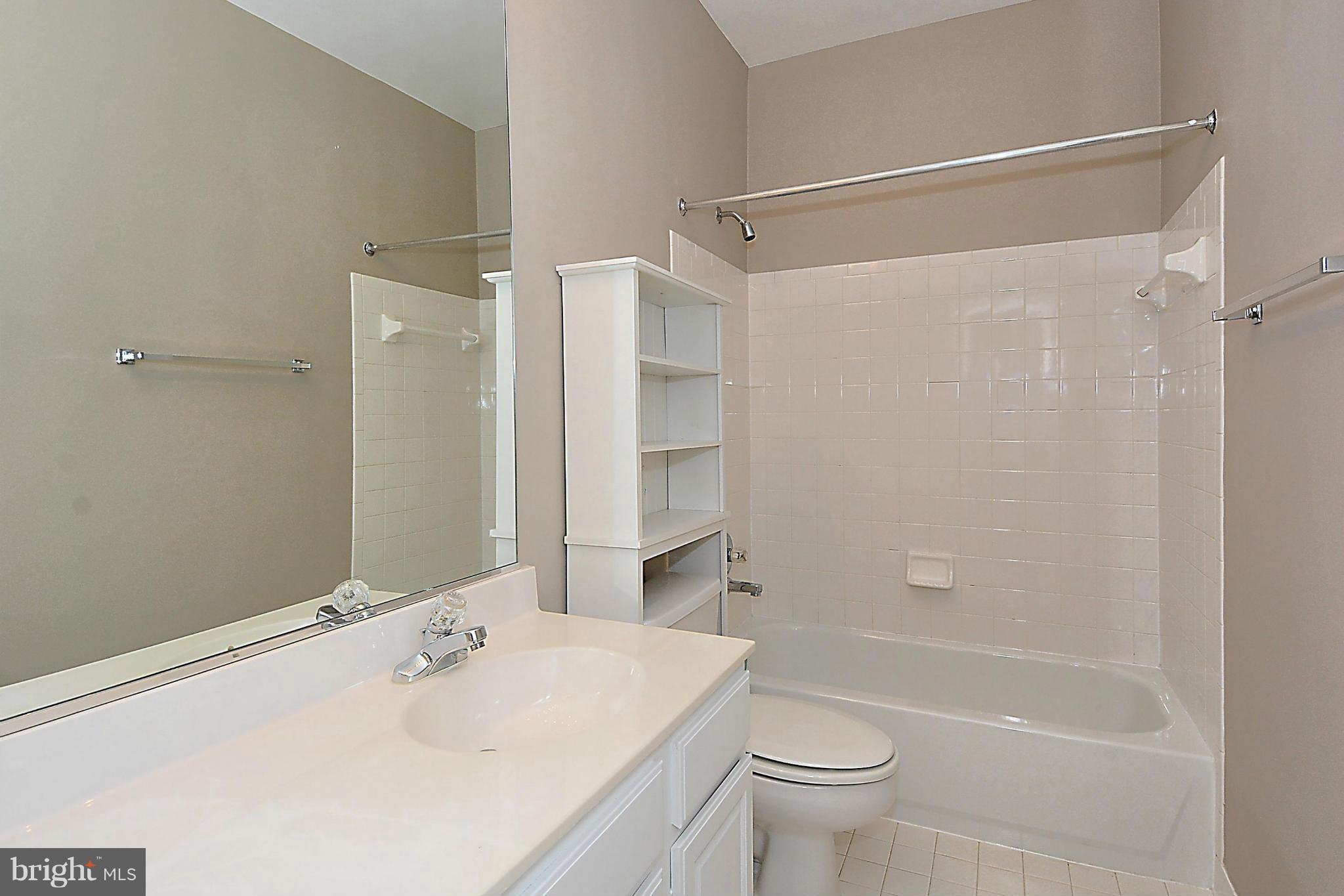 11420 Summer House Court Reston, VA 20194 - Photo 17 of 30 Tiled Hall Bath