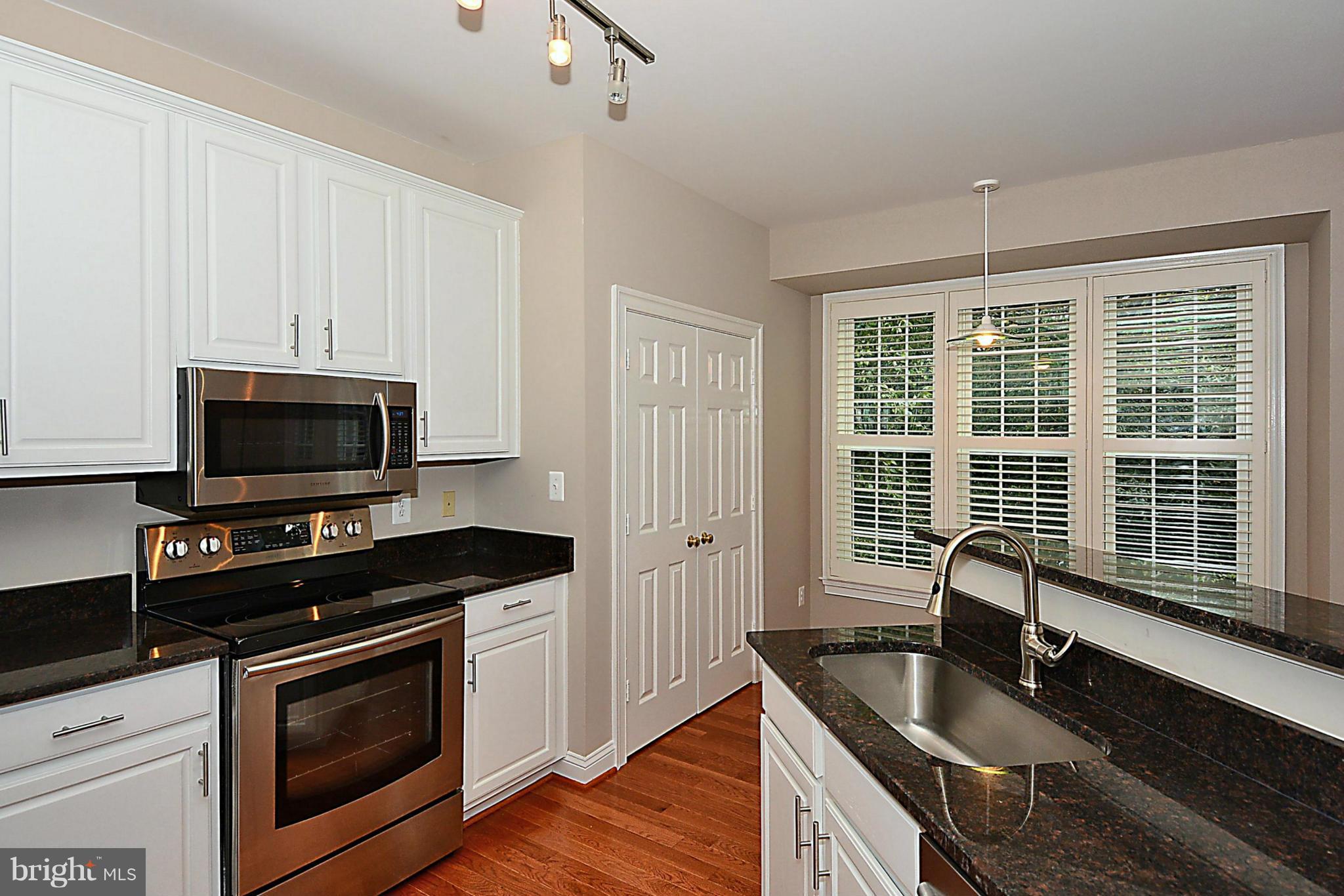 11420 Summer House Court Reston, VA 20194 - Photo 8 of 30 NEW Stainless Steel Appliances
