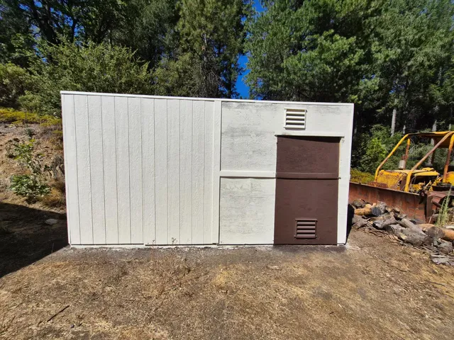 a view of a backyard of the house