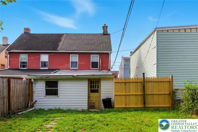 a view of a back yard of the house