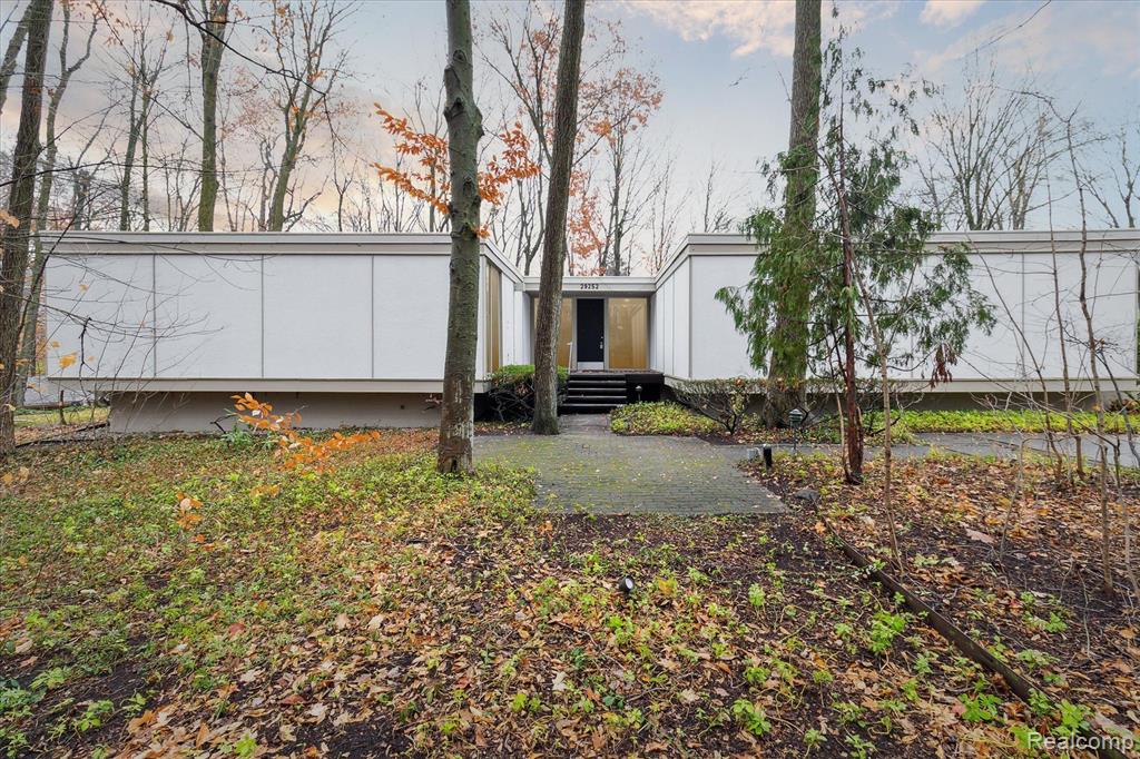 29252 Summerwood Road Farmington Hills, MI 48334 - Photo 2 of 51