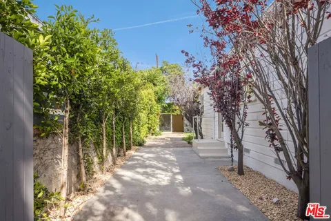 $1,900,000 | 935 Indiana Avenue, Venice, CA 90291
