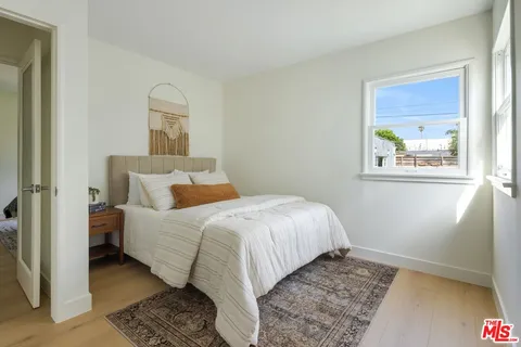 $1,900,000 | 935 Indiana Avenue, Venice, CA 90291