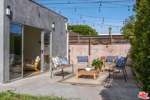 $1,900,000 | 935 Indiana Avenue, Venice, CA 90291