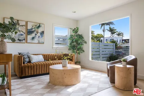 $1,900,000 | 935 Indiana Avenue, Venice, CA 90291