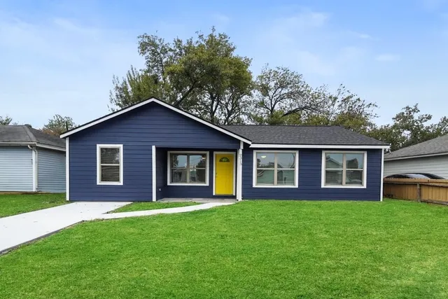 a view of a house with a yard