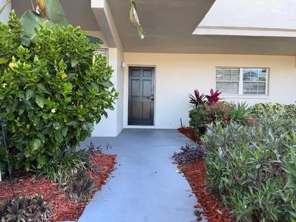 $1,700 | 7351 West Country Club Drive North, Unit 105, Sarasota, FL 34243