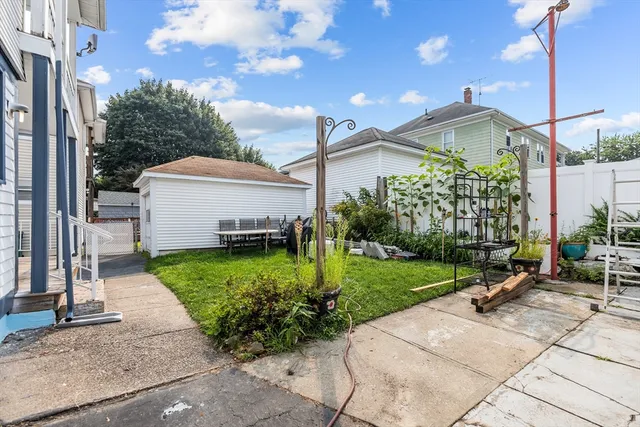 a view of a house with backyard and garden