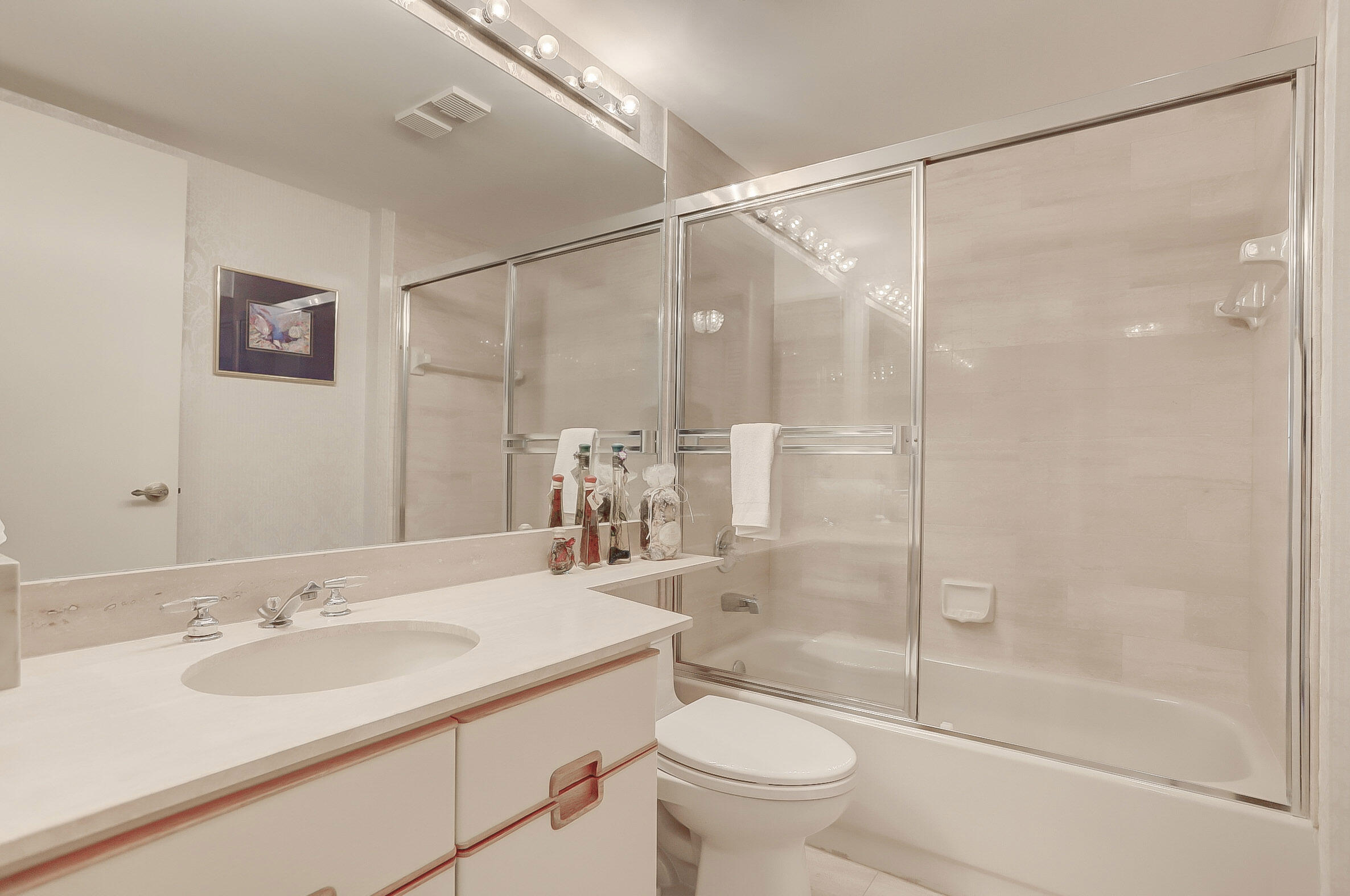 7233 Promenade Drive, Unit 601 Boca Raton, FL 33433 - Photo 26 of 35 2nd bathroom
