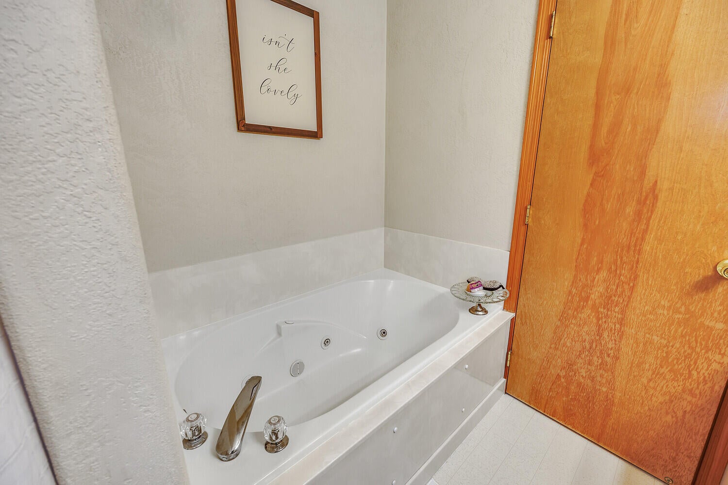 734 South Haskell Street Central Point, OR 97502 - Photo 19 of 29 Jetted tub in primary