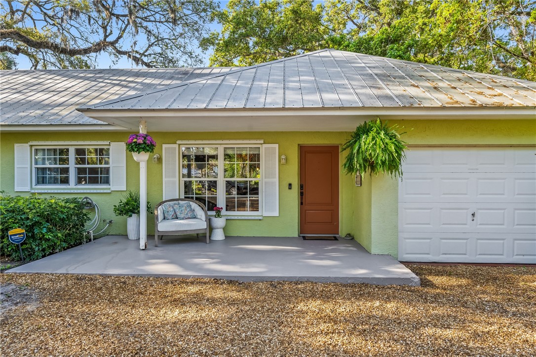 456 Holly Road Vero Beach, FL 32963 - Photo 2 of 25