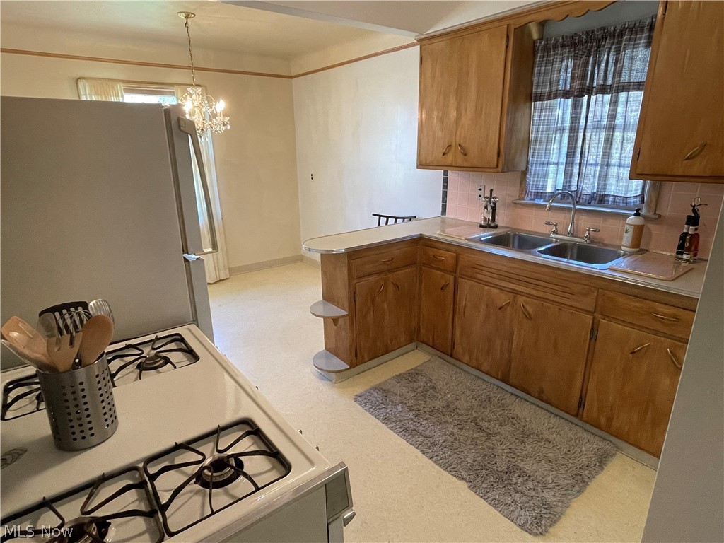 24800 Emery Road Warrensville Heights, OH 44128 - Photo 7 of 17 Kitchen looking into dining area