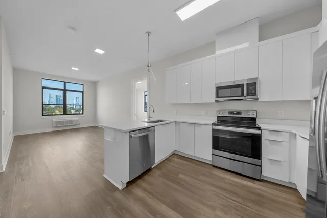 $3,900 | 121 34th Street, Unit 508, Union City, NJ 07087