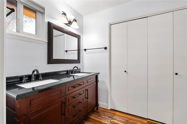 a building outdoor view with a sitting space