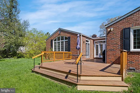 a view of a house with backyard