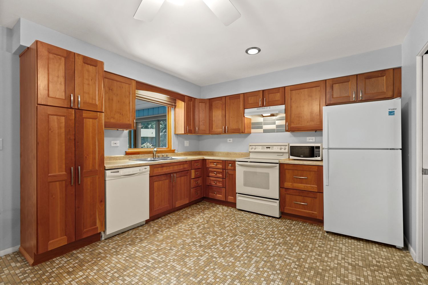 808 Burning Tree Lane Naperville, IL 60563 - Photo 8 of 34 a kitchen with granite countertop a refrigerator stove top oven and sink