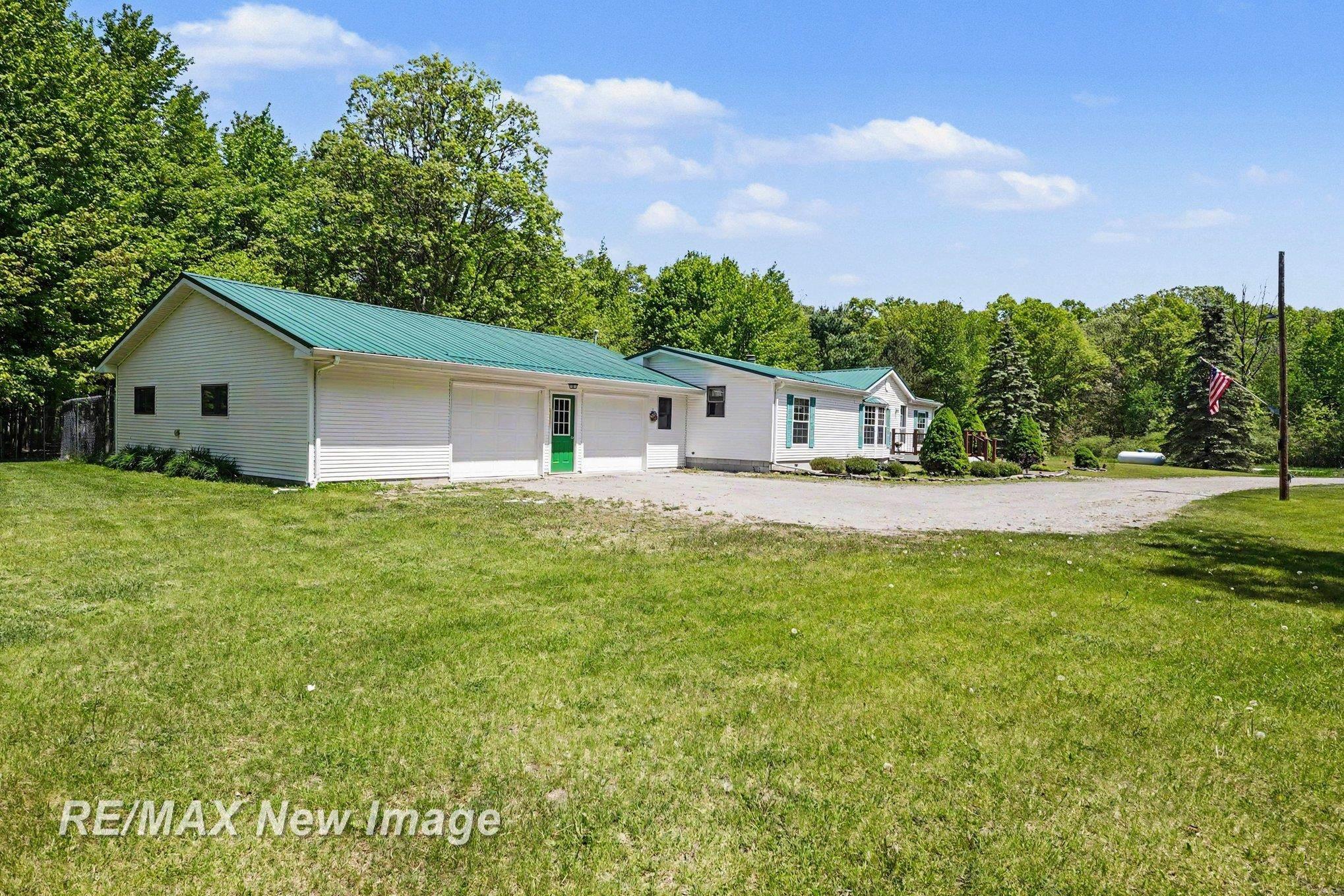 2827 North 11 Mile Road Coleman, MI 48618 - Photo 4 of 38