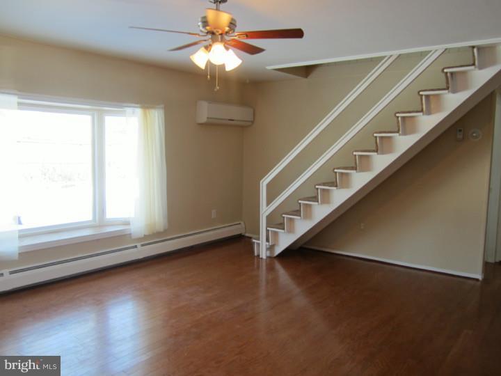 43 Idolstone Road Levittown, PA 19057 - Photo 2 of 25 Living Room