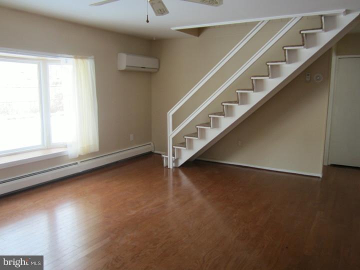 43 Idolstone Road Levittown, PA 19057 - Photo 15 of 25 Living Room