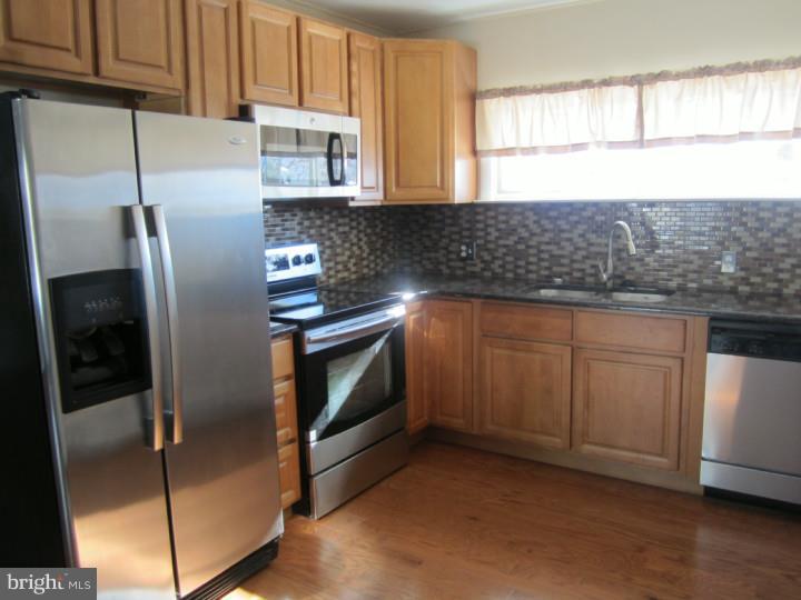 43 Idolstone Road Levittown, PA 19057 - Photo 3 of 25 Kitchen