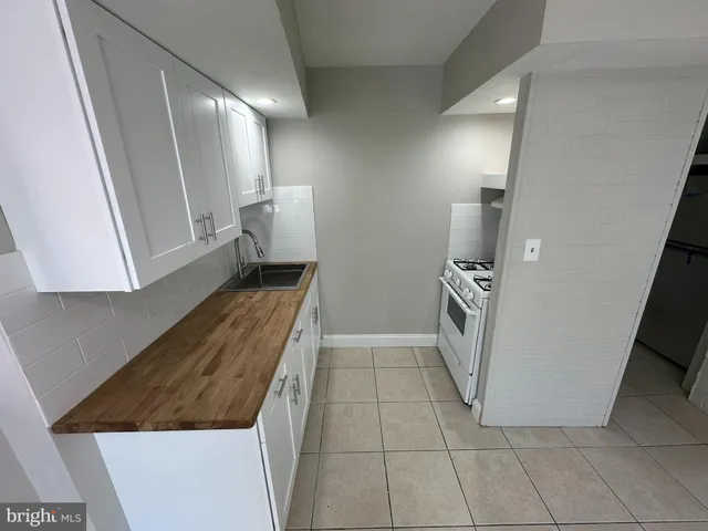 a view of a utility room with washer and dryer