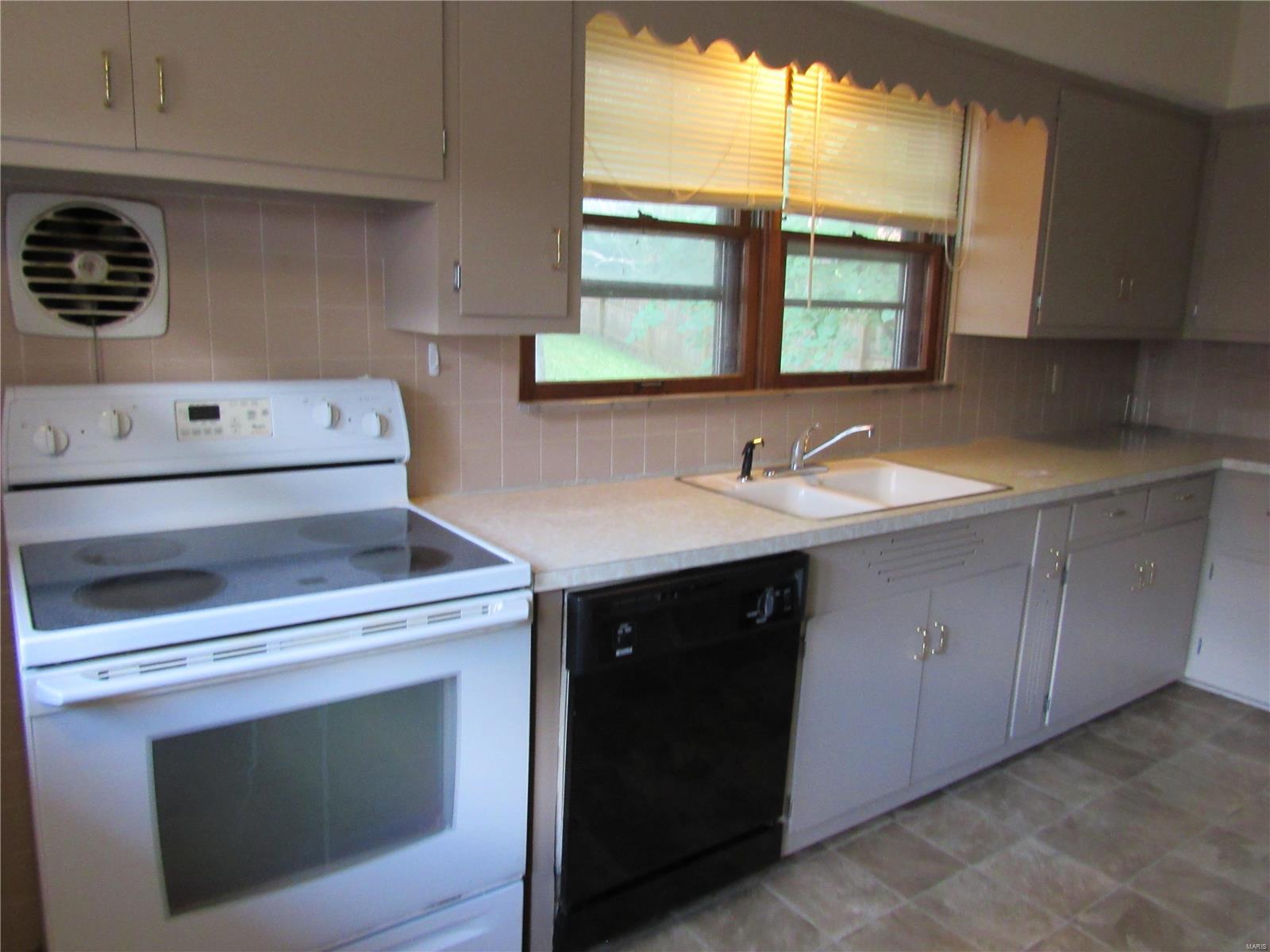 3027 Edwards Street Alton, IL 62002 - Photo 8 of 23 Gallery Image 8