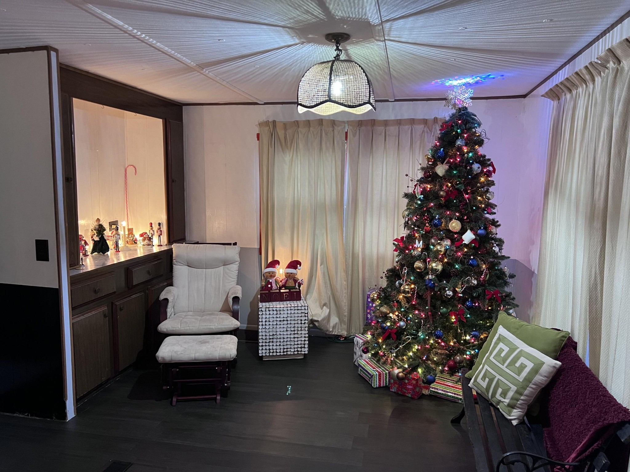 7503 Davis Mill Road Harrison, TN 37341 - Photo 15 of 33 a living room with furniture and a christmas tree