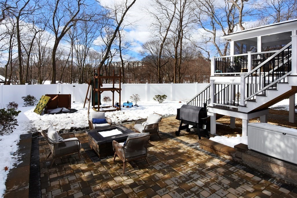 77 Outlook Road Wakefield, MA 01880 - Photo 4 of 41 Gallery Image 4