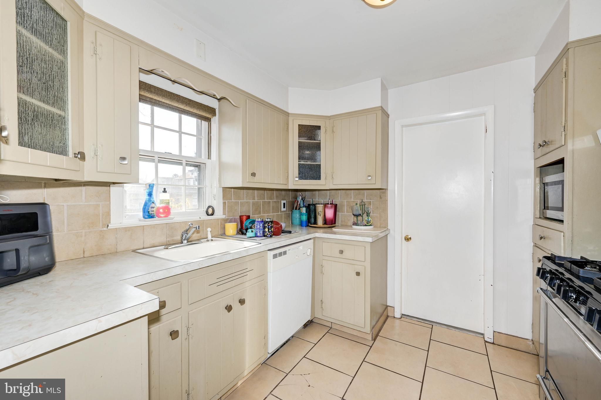 1843 Nottingham Way Trenton, NJ 08619 - Photo 27 of 56