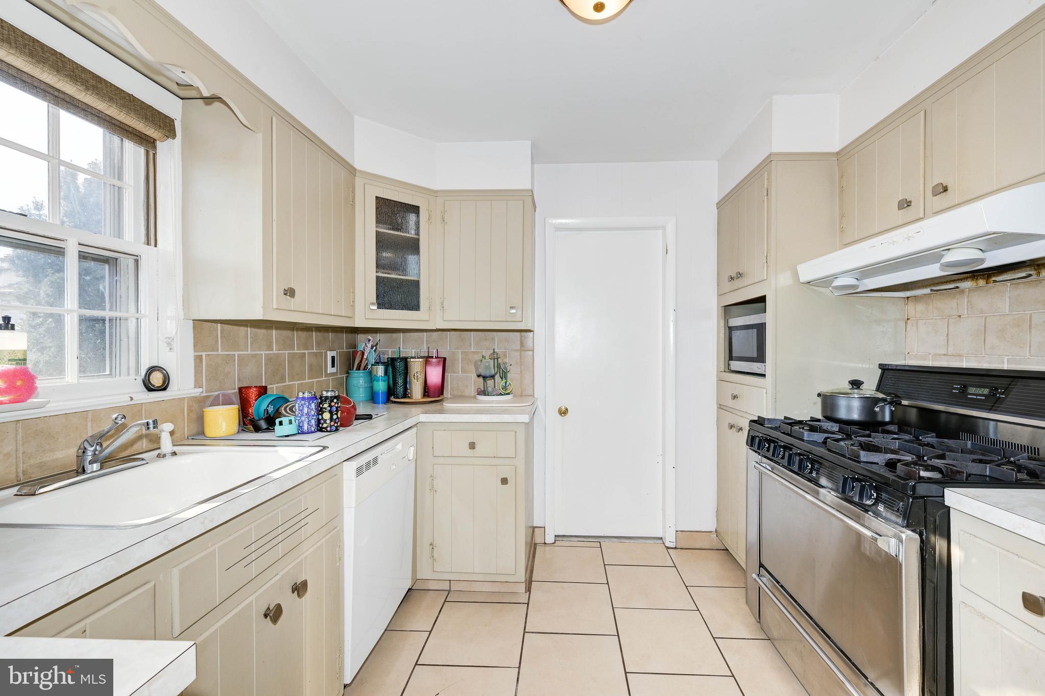 1843 Nottingham Way Trenton, NJ 08619 - Photo 28 of 56