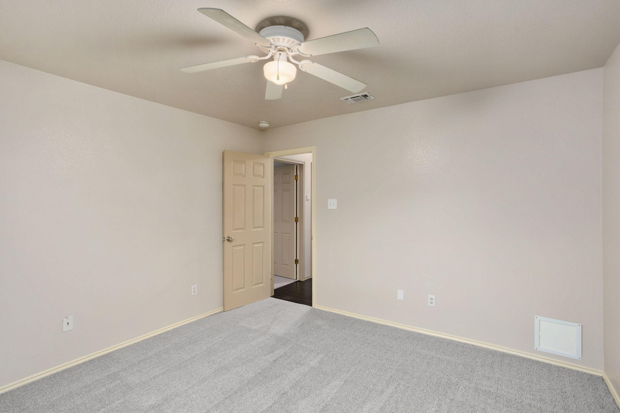 409 Lydia Lane Thrall, TX 76578 - Photo 18 of 25 an empty room with a ceiling fan and a window
