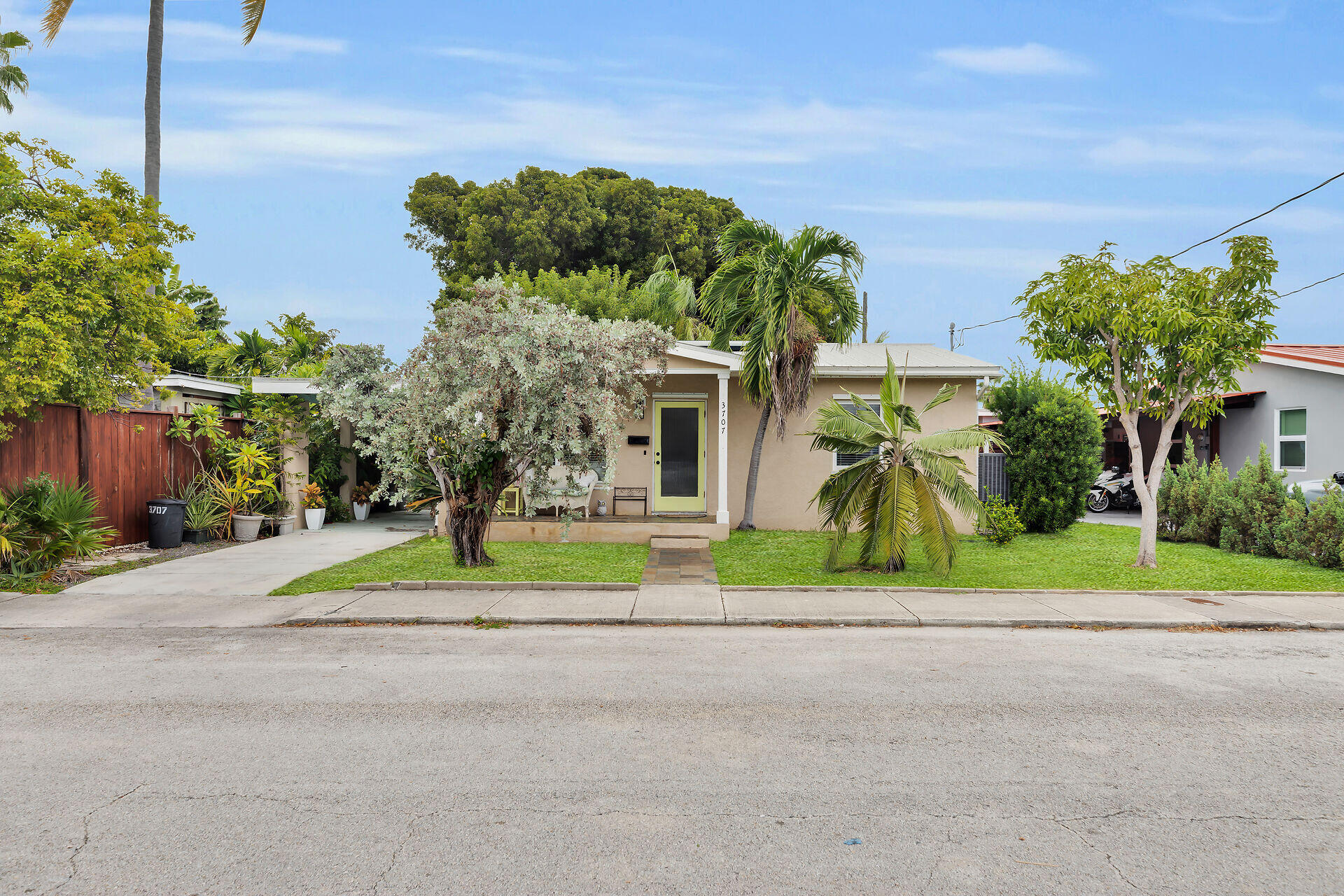 3707 Paula Avenue Key West, FL 33040 - Photo 26 of 26 a small garden in the middle of a house