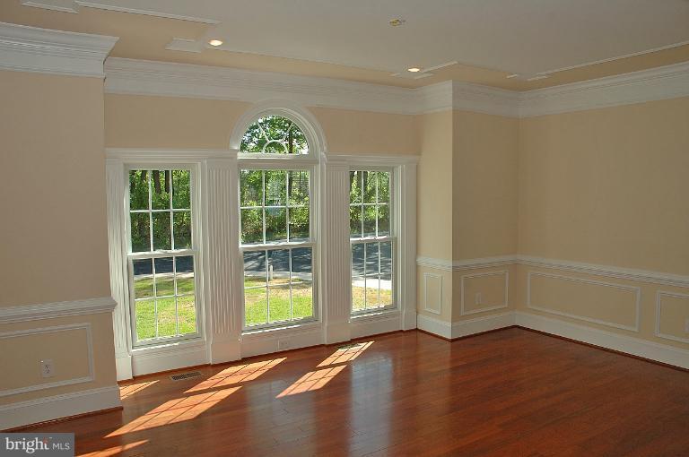 6153 Reza Court Springfield, VA 22152 - Photo 6 of 22 Living Room