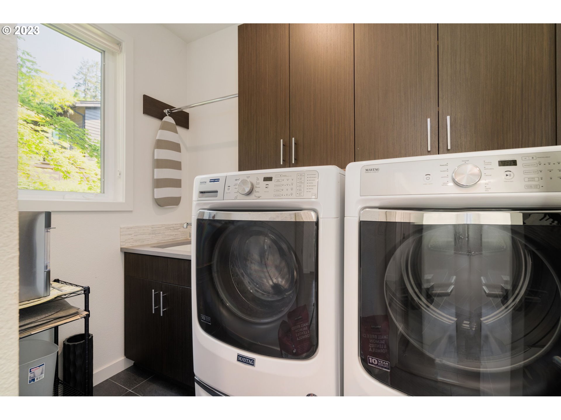 7660 Southwest 36th Avenue Portland, OR 97219 - Photo 23 of 40 a utility room with dryer and washer