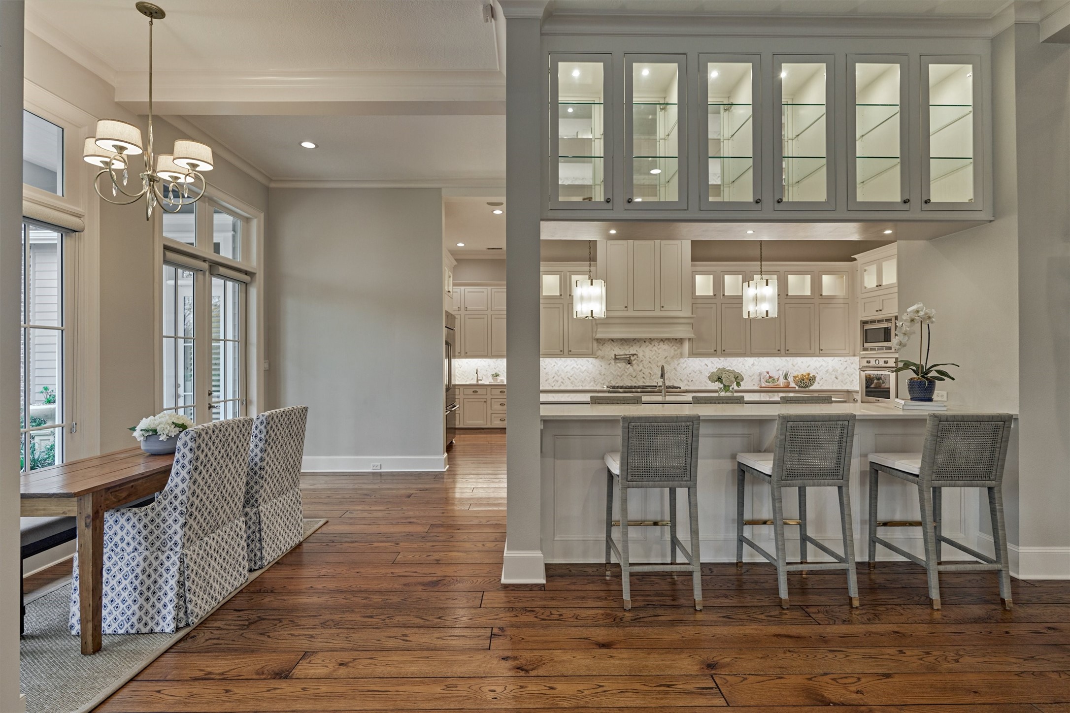 22 East Shore Drive The Woodlands, TX 77380 - Photo 19 of 50 Breakfast area and Bar conveniently placed between the Kitchen and Family Room.