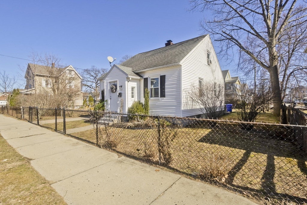 127 Governor Street Springfield, MA 01104 - Photo 2 of 33