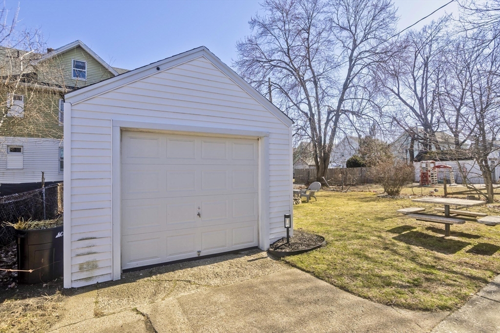 127 Governor Street Springfield, MA 01104 - Photo 4 of 33