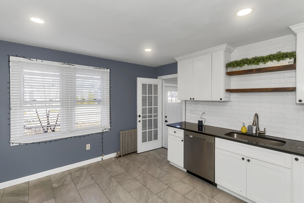 127 Governor Street Springfield, MA 01104 - Photo 8 of 33