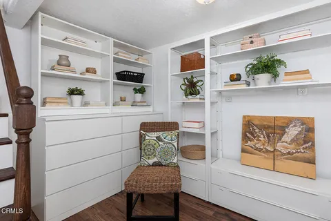 a view of a house with backyard and garden