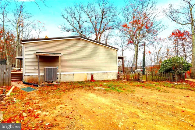 a view of backyard of the house