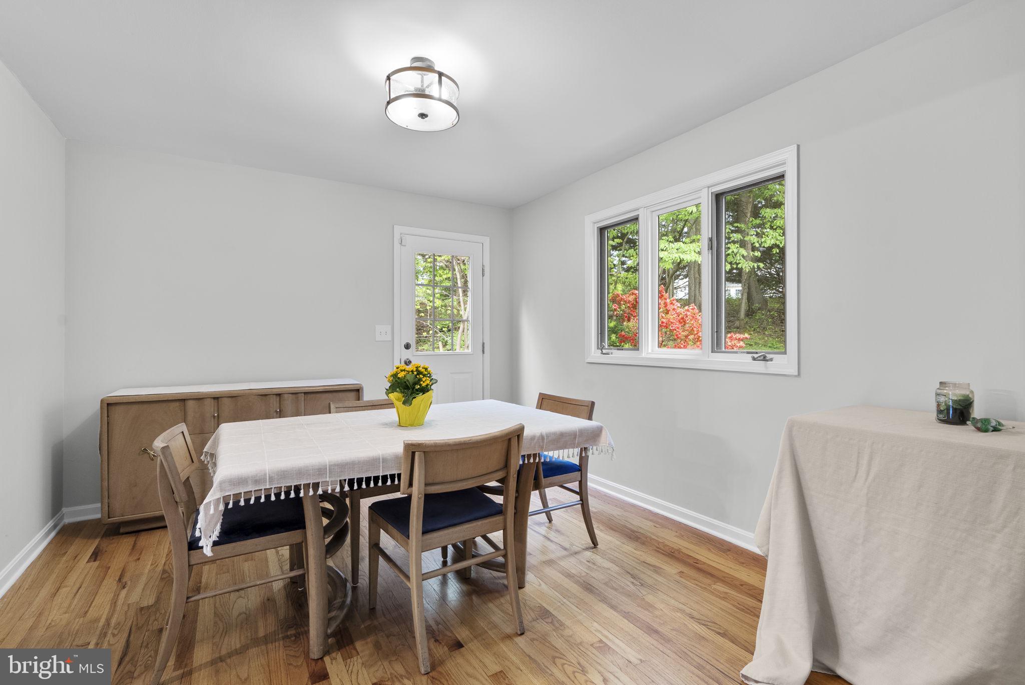 12410 Piedmont Road Clarksburg, MD 20871 - Photo 12 of 64 Bright and inviting dining space.