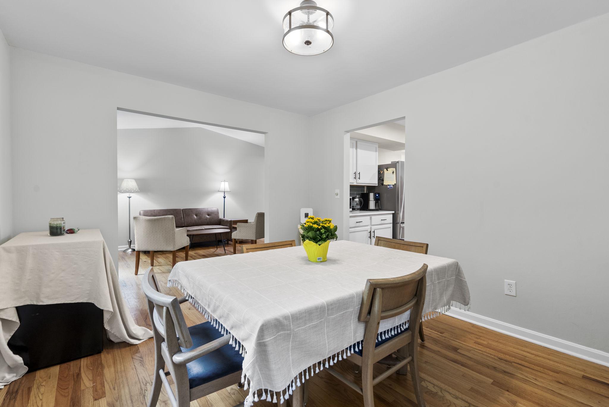 12410 Piedmont Road Clarksburg, MD 20871 - Photo 13 of 64 Bright dining space, connected to the living room.