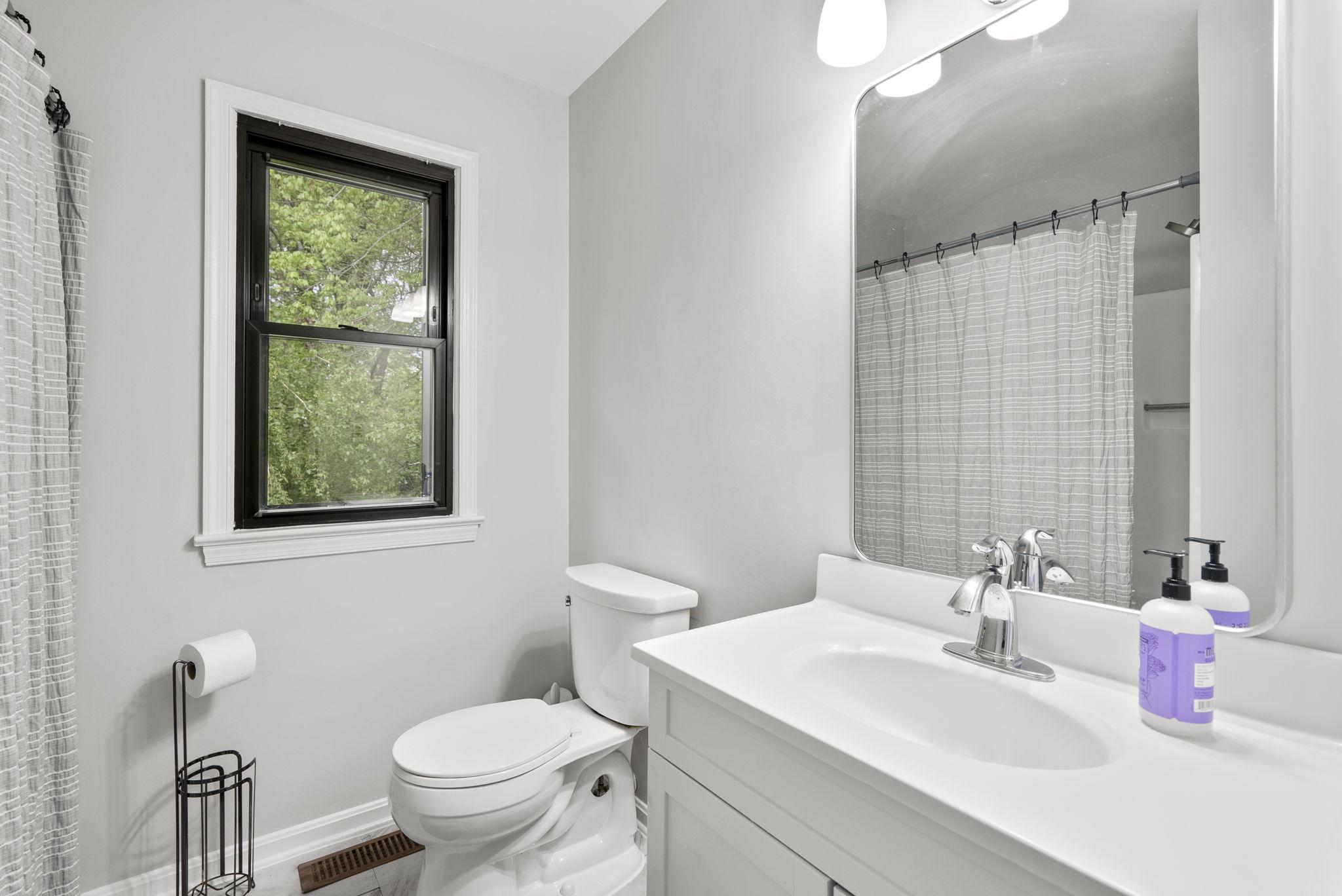 12410 Piedmont Road Clarksburg, MD 20871 - Photo 35 of 64 Hall bathroom with linen closet.