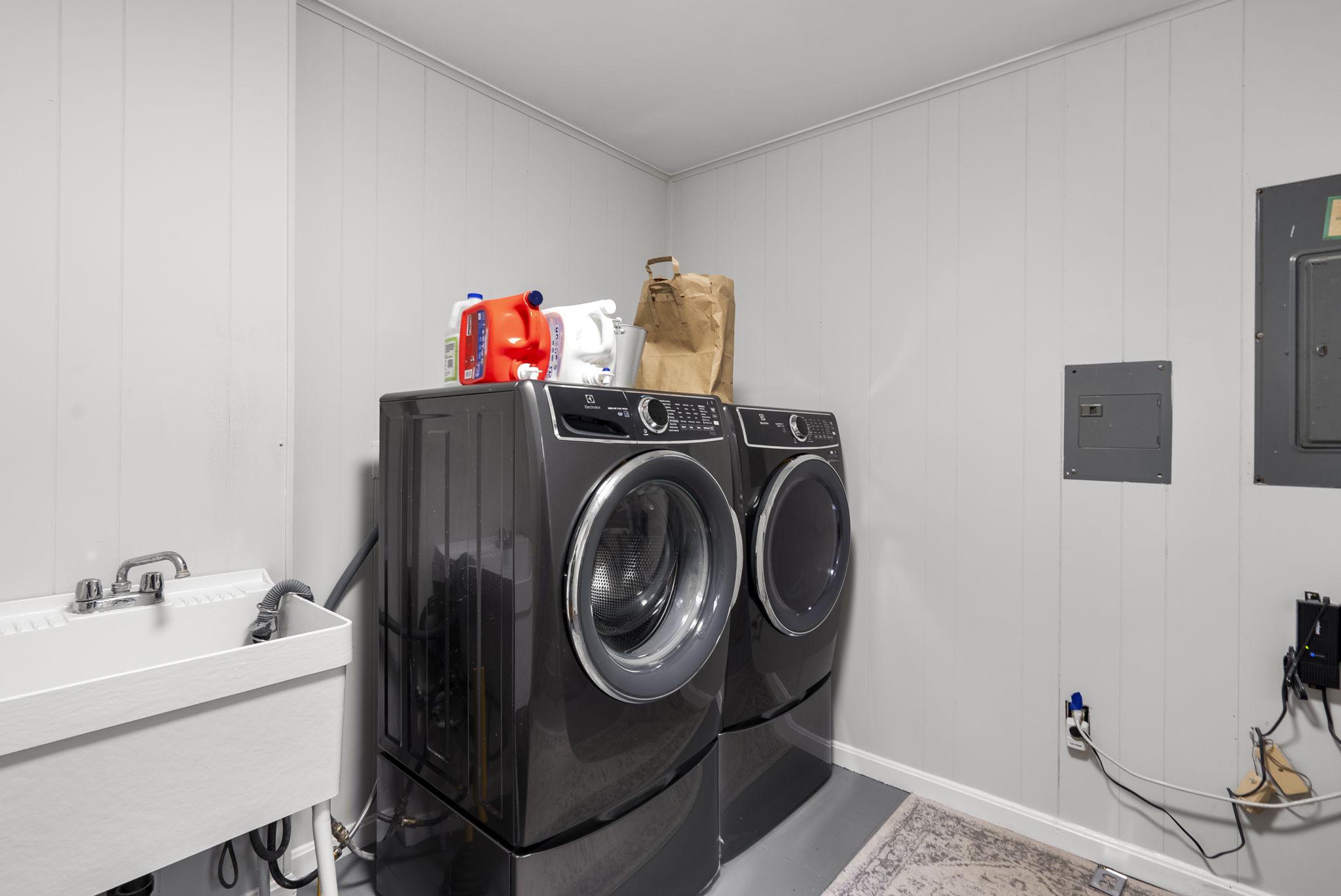 12410 Piedmont Road Clarksburg, MD 20871 - Photo 38 of 64 Laundry room with modern appliances.