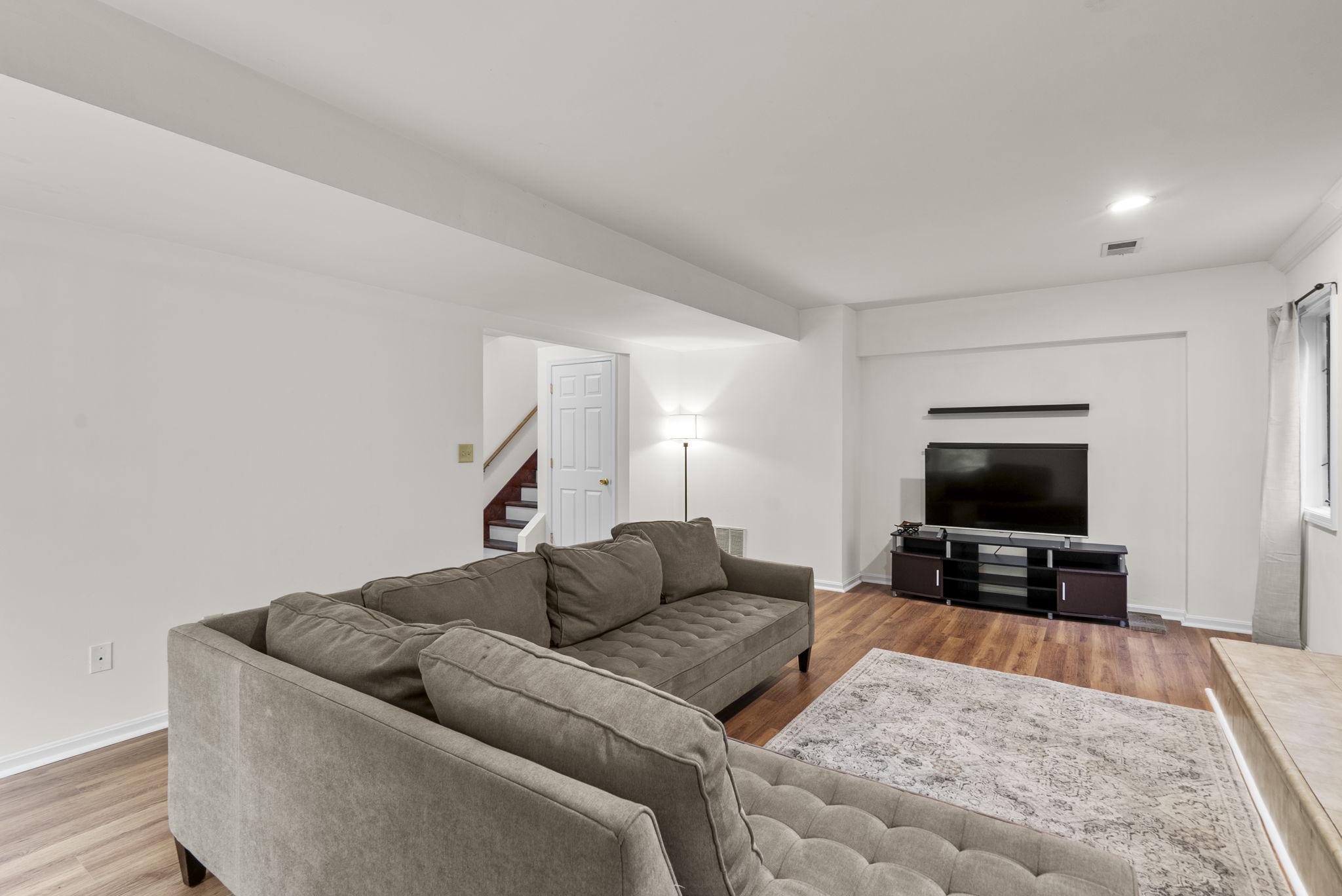 12410 Piedmont Road Clarksburg, MD 20871 - Photo 42 of 64 Spacious living room.