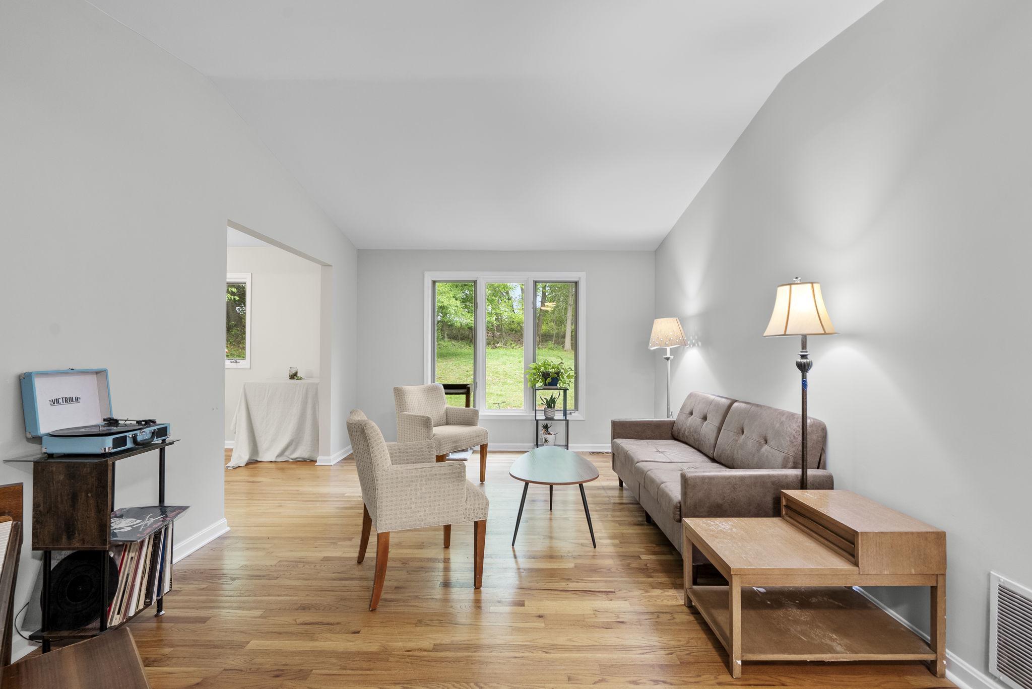 12410 Piedmont Road Clarksburg, MD 20871 - Photo 9 of 64 Living Room