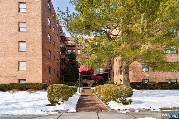 $285,000 | 130 Orient Way, Unit 4H, Rutherford, NJ 07070