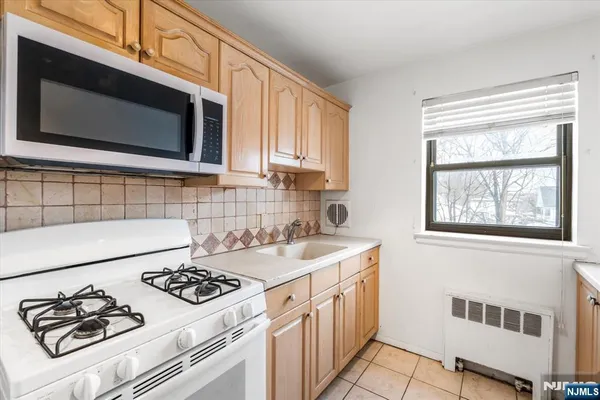 $285,000 | 130 Orient Way, Unit 4H, Rutherford, NJ 07070