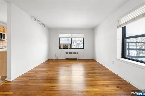 $285,000 | 130 Orient Way, Unit 4H, Rutherford, NJ 07070